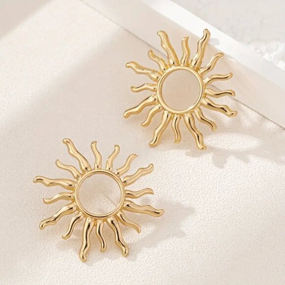 NEW BOHO Sunflower stud earrings, Gold sunflower earrings, gold sun jewelry - Picture 3 of 3